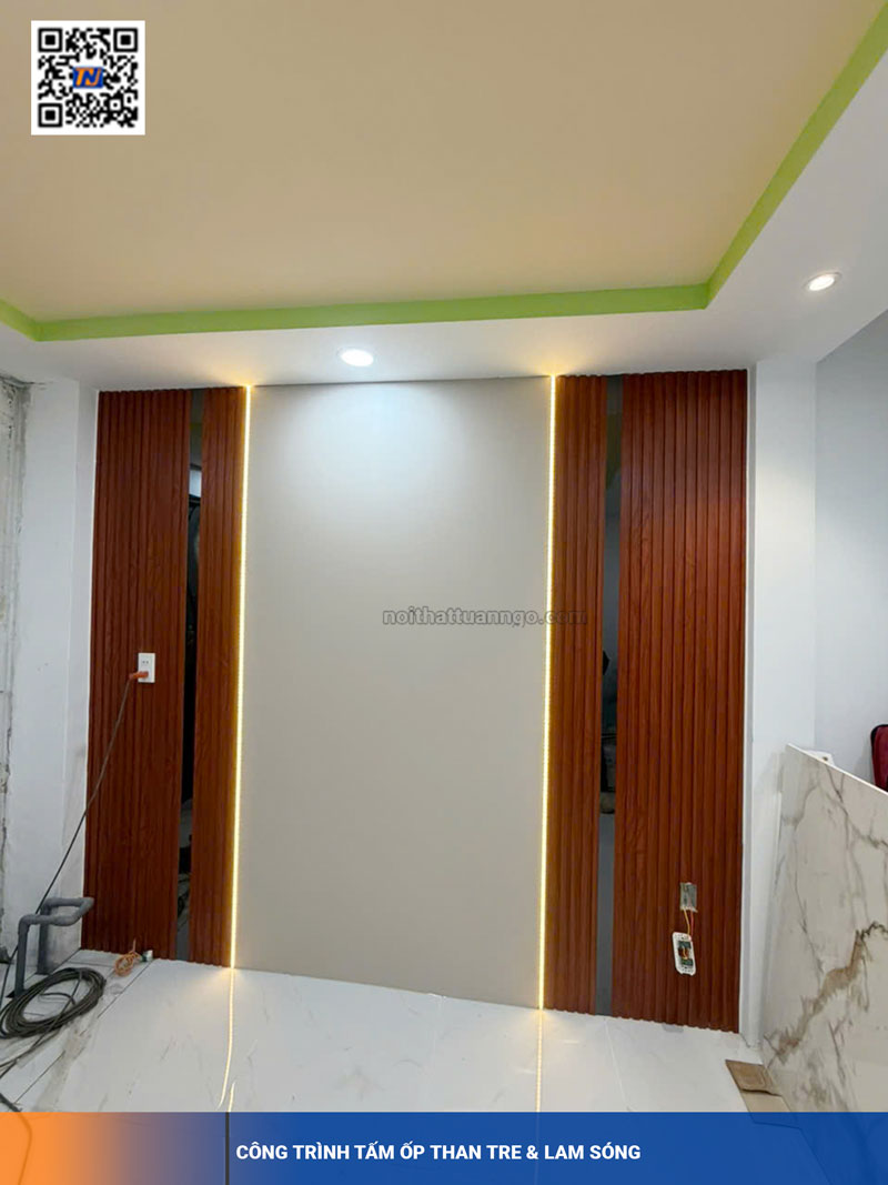 Hoàn Thiện Vách Trang Trí Lam Sóng Vân Gỗ Kết Hợp Đèn LED Và Tấm Ốp Than Tre