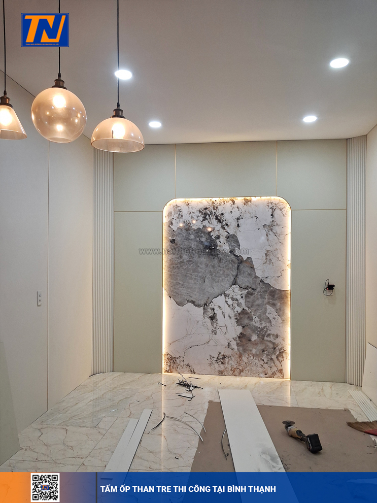 Thi công tấm ốp than tre kết hợp tấm ốp vân đá tại Bình Thạnh