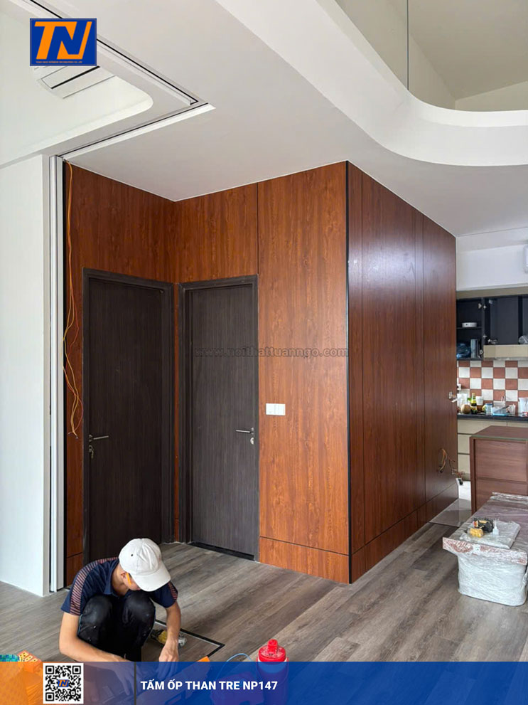 Tấm ốp than tre vân gỗ màu đỏ NP147